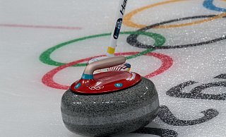 Die deutschen Curling-Frauen dürfen weiter von der Olympia-Teilnahme träumen. (Archivbild) - Peter Kneffel/dpa