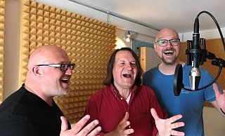 Im Tonstudio: Zwischen Sebastian Dold (l.), Jens Kosmiky und dem Kinderliedermacher Detlev Jöcker (Mitte) stimmte die Chemie auf Anhieb. Der Profi konnte den beiden Laienmusikern so manchen Tipp geben. - Krawallo