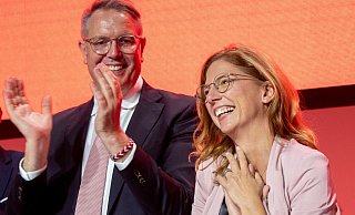 Ministerpräsident Alexander Schweitzer und die neue Partechefin Sabine Bätzing-Lichtenthäler stehen für den Generationswechsel in der rheinland-pfälzischen SPD. - Helmut Fricke/dpa