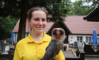 Die angehende Tierpflegerin Anna Krause hat die kleine Schleiereule per Hand aufgezogen. - Elena Ahler