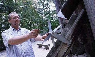 Bei seinem Besuch des Schenke-Parks nimmt FDP-Fraktionsvorsitzender Sascha Priebe auch die Jahre gekommenen Spielgeräte auf dem angrenzenden Spielplatz in den Blick. - Patrick Menzel