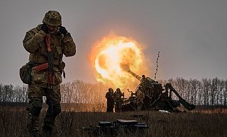 Ukrainische Soldaten feuern in Bachmut eine Pion Kanonenhaubitze auf russische Stellungen. Die Wagner-Söldnergruppe spielt London zufolge bei den Kämpfen um die Stadt weiter eine zentrale Rolle. - Libkos/AP/dpa