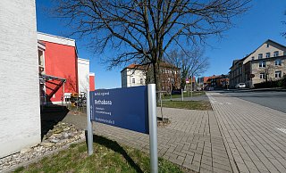 Hier im Haus Bethabara in Bethel haben sich sieben Menschen infiziert - sie haben Corona, drei liegen im Krankenhaus. - Foto: Andreas Zobe/NW