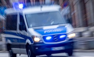 Einem Einsatzfahrzeug mit Blaulicht und Sirene muss Vorfahrt gewährt werden. - Jens Büttner/dpa/dpa-tmn