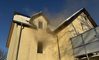 Aus dem Wohnhaus drang starker Rauch, als die Feuerwehr eintraf. - Feuerwehr Höxter