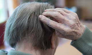 In Deutschland steigt die Zahl der Männer, die an Demenz sterben. (Symbolbild) - Sebastian Kahnert/dpa-Zentralbild/dpa