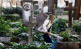 Sechs Beschäftigte des Mailänder Bestattungsamtes sollen Schmuck von Leichen entwendet haben. (Archivbild) - Cecilia Fabiano/LaPresse/AP/dpa