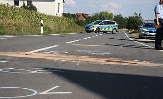Die Straße wurde von der Polizei während der Unfallaufnahme für 50 Minuten gesperrt. Der Motorradfahrer musste mit schweren Verletzungen ins Krankenhaus gebracht werden. - Björn Kenter