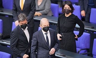 Ampel-Koalition lehnte eine Ukraine-Debatte ab: Kanzler Olaf Scholz, Vizekanzler Robert Habeck, dahinter Außenministerin Annalena Baerbock. - Foto: Michael Kappeler/dpa