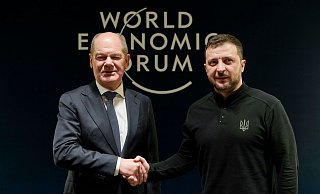 Der ukrainische Präsident Wolodymyr Selenskyj dankt Kanzler Olaf Scholz (SPD) für die bisher von Deutschland geleistete Unterstützung im Kampf gegen den russischen Angriffskrieg. - Markus Schreiber/AP POOL/AP/dpa