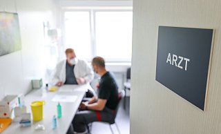 Gesundheitschecks und Impfungen im Betrieb sparen Zeit und Wege, da sie flexibel in den Arbeitsalltag integriert werden können. - Jan Woitas/dpa/dpa-tmn