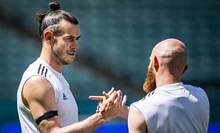 Wales-Star Gareth Bale (l) Jonny Williams sind gegen die Schweiz gefordert. - Foto: Jean-Christophe Bott/KEYSTONE/dpa