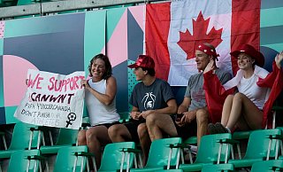 Trotz des Abzugs von sechs Punkten stehen die kanadischen Fans hinter ihrem Team. - Silvia Izquierdo/AP/dpa