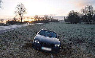 In Herford ist ein Verkehrsunfall passiert. Der Fahrer dieses Autos konnte aussteigen und floh vom Unfallort. - Polizei Herford