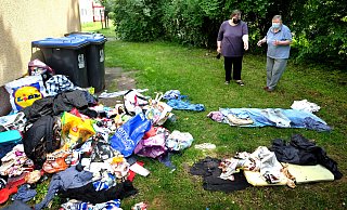Ein Quartier neben Mülltonnen: Im Seitenteil des Gemeinschaftsgartens vom Mietshaus an der Egerländer Straße lebt seit Mitte März ein obdachloser Mann. Die Rentnerinnen Ruth Pöls (links) und Gerda Gremmel sind betroffen und wütend zugleich. - Andreas Frücht