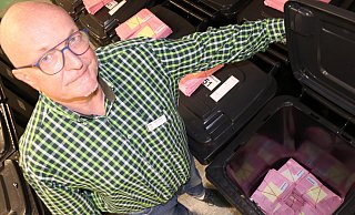 Wahlleiter Heribert Zelder, Leiter des Einwohner- und Standesamts, mit den Tonnen für die bereits eingetroffenen Briefwahlumschläge der einzelnen Stimmbezirke. - Holger Kosbab