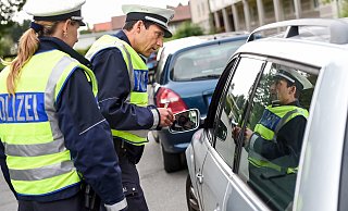 Beamte der Verkehrspolizei überprüfen Fahrzeuge - an der Petristraße ging ihnen ein besonders dreister Autofahrer in die Fänge. - Christian Weische