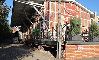 Fundort: Unter dieser Terrasse wurden Knochen und Schuhe entdeckt. - Heidi Froreich