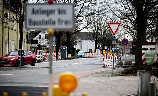 Die Brunnenallee in Bünde wird seit April umfassend saniert. Zunächst standen Kanalarbeiten an. Die Brunnenallee bekommt eine neue Fahrbahndecke, Querungshilfen und Beete. - Gerald Dunkel