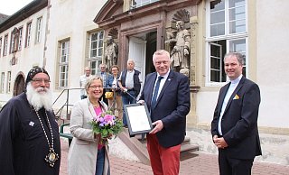 Der koptische Generalbischof Anba Damian, Gewinnerin Freya Vieth aus Brenkhausen, Bürgermeister Daniel Hartmann und Pastor Tobias Spittmann vor dem Kloster Brenkhausen. - Burkhard Battran