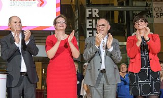 Applaus, Applaus: Die Kandidatenpaare Olaf Scholz (von links nach rechts) und Klara Geywitz sowie Norbert Walter-Borjans und Saskia Esken stehen scheinbar einträchtig auf der Bühne. - picture alliance/dpa