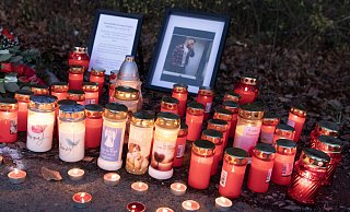 Verwandte, Freunde und Bekannte haben am Unfallort an der Bünder Straße Kerzen, Blumen und Fotos des verunglückten Jihad Fahki niedergelegt. - Angelina Kuhlmann