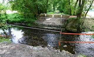 Über Nacht ist die behelfsmäßig errichtete Holzbrücke über die Thune wieder abgerissen worden. - Lena Henning