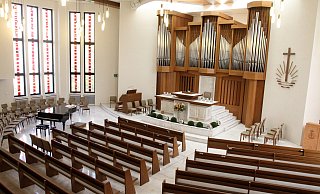 Noch herrscht in der Neuapostolischen Kirche Herford an der Hermannstraße gähnende Leere. Dies soll sich allerdings ab kommendem Sonntag wieder ändern: In den sechs Gemeinden des Kirchenbezirks Herford sollen wieder Präsenzgottesdienste angeboten werden – unter strengen Auflagen. Fotos: Felix Eisele/Frank-Michael Kiel-Steinkamp (2), NAK - Neue Westfaelische Zeitung