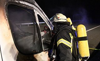 Im Bereich mit dem Kreuzes mit der B64 ging der Motor des Fiat Ducato in Flammen auf. - Andreas Eickhoff