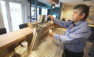 Es wird gezapft, und das an einer neuen Theke. Ibrahim Mutlu und seine Familie öffnen am Samstag wieder den Restaurantbetrieb mit etwa 70 Plätzen im "Haus Mutlu". - Roland Thöring