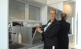 Ulrike Wessel, Leiterin Produktentwicklung, Marketing und Design, zeigt den Küchenbereich des speziellen Brigitte-Tiny House. - Natalie Gottwald
