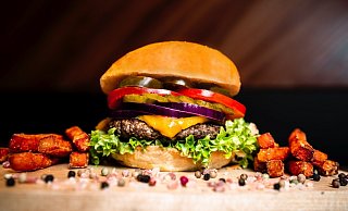 Das neue Aushängeschild des Imbisses: Burger vom Grill. - Aytac Kavakbasi