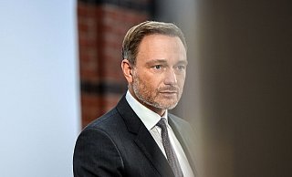 Christian Lindner, Fraktionsvorsitzender und Parteivorsitzender der FDP, gibt nach einer gemeinsamen Sitzung des FDP-Bundesvorstand und der neugewählten Bundestagsfraktion zur Aufnahme von Koalitionsverhandlungen mit SPD und Grünen ein Statement ab. - Foto: Paul Zinken/dpa