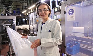 Hat im Sommer ihre Ausbildung bei Budich begonnen: Die 23-jährige Laura Bohn. - Björn Kenter