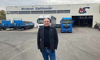 Frank Hägermann, geschäftsführender Gesellschafter, am Standort in Herford vor der neuen Halle. - Jobst Lüdeking