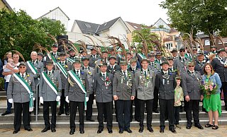 Viele Schützenbrüder- und schwestern sind auf dem Rathausplatz ausgezeichnet worden. Auf den Treppenstufen kommen sie für ein Gruppenfoto zusammen. - Karin Prignitz