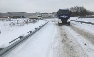 Das THW im Einsatz auf der A30: Ein Lkw wird freigeschleppt. - THW Bünde