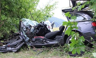 Der Audi wurde nach dem Unfall durch die Feuerwehr mit schwerem technischen Gerät aufgeschnitten. - Polizei Minden-Lübbecke