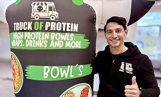 Sercan Özdil aus dem Kreis Gütersloh hat sich einen Foodtruck angeschafft. In Zukunft plant er, seine gesunden Speisen auch an einem festen Standort zu verkaufen. - Dennis Bleck