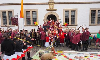 Das Spiel ist aus, die Nieheimer Narren haben das Rathaus erobert. - Josef Köhne