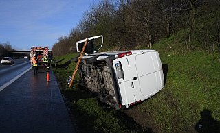 Der aus Oelde herbeigeeilte Notarzt versorgte den Mann an der Unfallstelle, mit dem Rettungswagen aus Rietberg wurde er später ins Krankenhaus gebracht. - Andreas Eickhoff