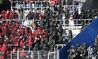 Die Polizei musste die Situation auf den Rängen nach dem Schlusspfiff beruhigen. - Uli Deck/dpa