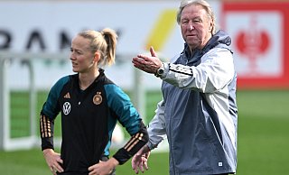 Eisatz offen: Horst Hrubsch und seine Mittelstürmerin Lea Schüller - Arne Dedert/dpa