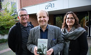 Christian Redeker von der Kinder- und Jugendarbeit, Jürgen Birtsch vom Bündnis für Vielfalt und VHS-Leiterin Stefanie Voß haben den Besuch von Katrin Himmler organisiert. - Felix Eisele