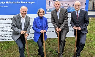 Bürgermeister Hubertus Grimm (v. l.), Ministerin Ina Scharrenbach, Landtagsabgeordneter Matthias Goeken und Bezirksregierungsvertreter Jens Kronsbein beim Spatenstich für das Beverunger Hallenbad. - Burkhard Battran