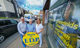 FDP-Chef Jan Maik Schlifter (l.) und OB-Kandidatain Jasmin Wahl-Schwentker stellen mit dem Ex-Grünen Dieter Gutknecht (M.) ein neues Parteimitglied vor. - Andreas Zobe FDP-Chef Jan Maik Schlifter (l.) und OB-Kandidatain Jasmin Wahl-Schwentker stellen mit dem Ex-Grünen Dieter Gutknecht (M.) ein neues Parteimitglied vor. - Andreas Zobe