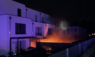 Die Flammen auf der Terrasse des Paderborner Wohnhauses drohten bereits auf die Innenräume überzugreifen. - Feuerwehr Paderborn