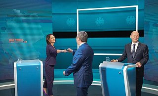 Die Kanzlerkandidaten Armin Laschet (M), Annalena Baerbock und Olaf Scholz vor der Sendung im TV-Studio in Berlin-Adlershof. - Foto: Michael Kappeler/dpa Pool/dpa