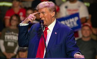 Trump warnt: Wer sein Produkt nicht in den USA herstellt, muss hohe Zölle zahlen. (Archivbild) - Rebecca Droke/AP/dpa