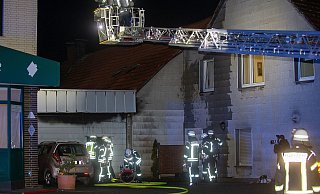 Die Feuerwehr ging auch mit Hilfe der Drehleiter von oben gegen die Flammen vor. - Christian Mathiesen